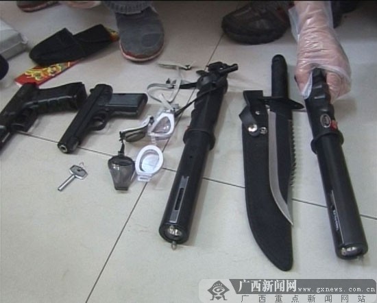 南宁警民合力擒获两持枪抢劫嫌犯