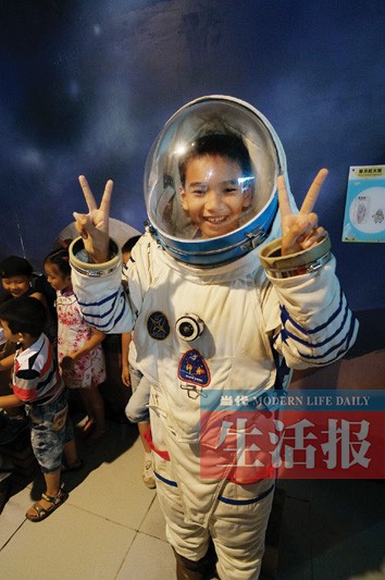 “再现太空课堂”开课 孩子们穿上太空服体验失重
