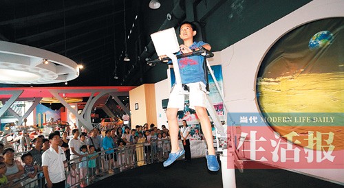 “再现太空课堂”开课 孩子们穿上太空服体验失重