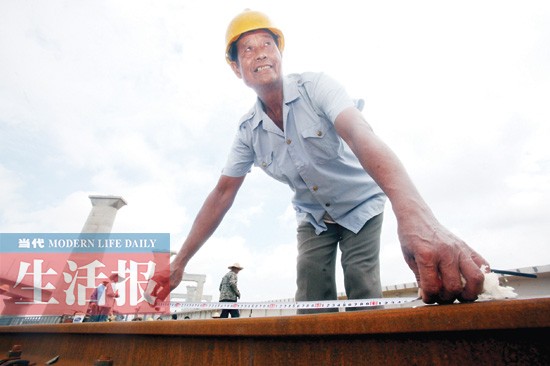 8万高铁人用双手建广西高铁 高铁工人每月换新鞋