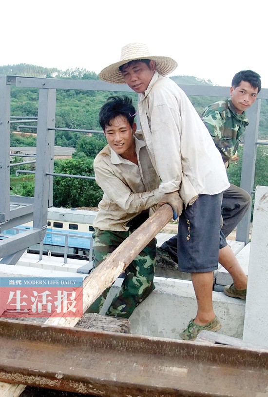 8万高铁人用双手建广西高铁 高铁工人每月换新鞋