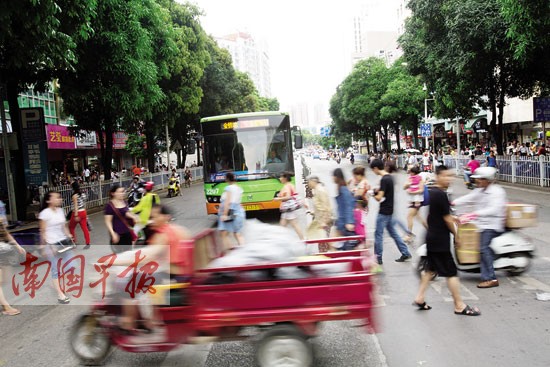 南宁民主路斑马线设置过密 建天桥需看人流量(图)