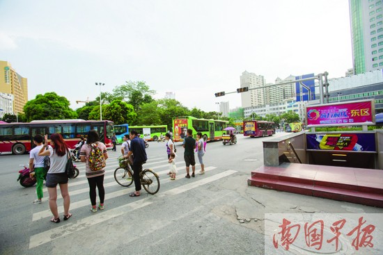 南宁民主路斑马线设置过密 建天桥需看人流量(图)