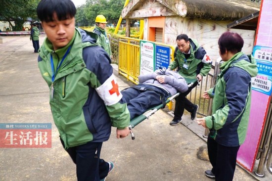 南宁动物园过山车高空遇险?原是应急演练(组图)