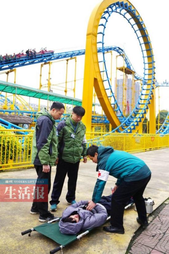 南宁动物园过山车高空遇险？原是应急演练(组图)