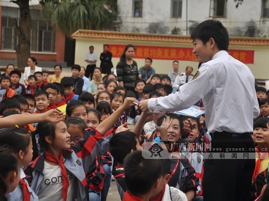 广西近4万学生上学需乘渡 海事局出招