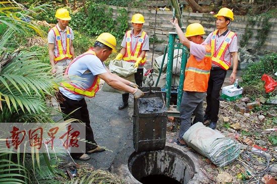 南宁进行清淤检修 2.8万口雨水井全装防坠网(图)