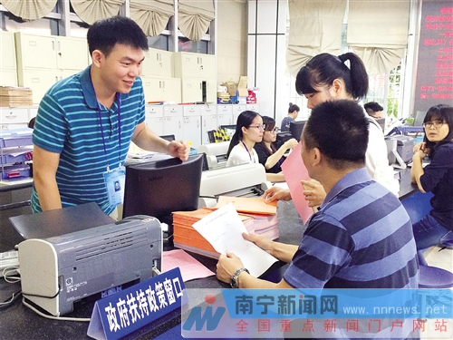 经开区设立便民窗口解决扶持政策难受理的问题继成立广西首家行政审批局